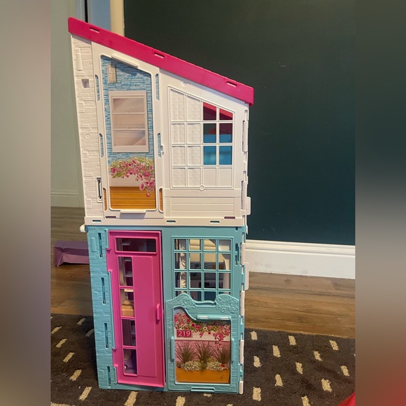Folding Barbie Malibu Dollhouse - Picture 3 of 5